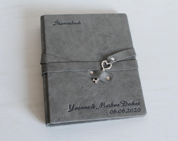 Stammbuch "Herz-Schlüssel" aus grauem Nappaleder,  DIN A5